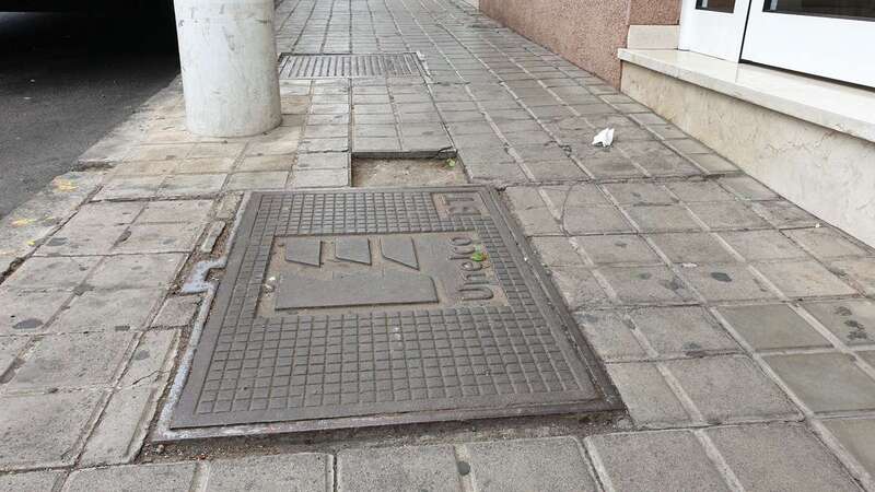 El hueco junto a la tapa de una arqueta de Endesa (Foto TA)